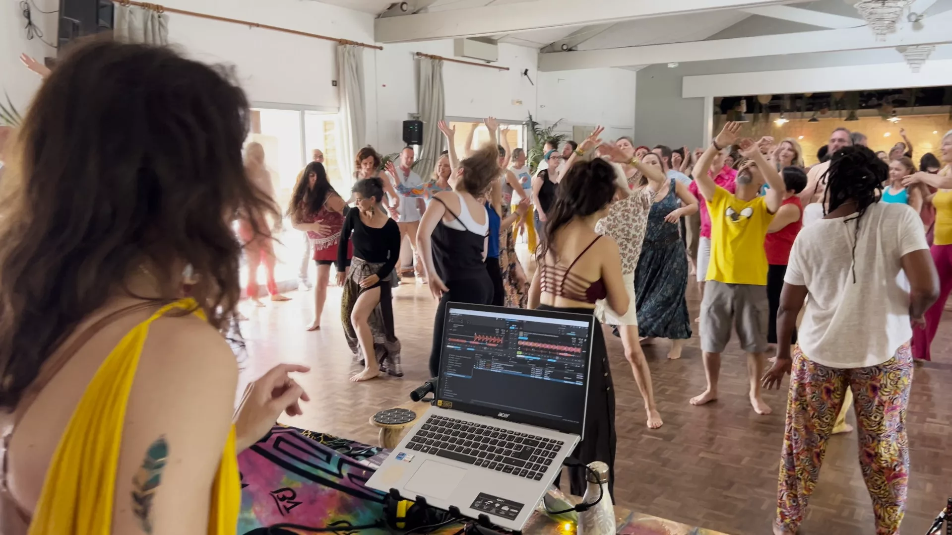 Alykanya DJ face au public sur le dancefloor