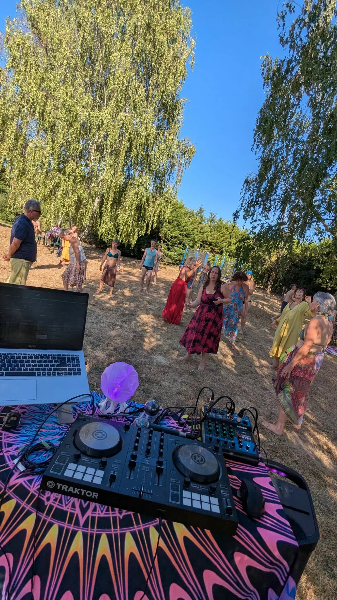 Alykanya aux platines pendant une Ecstatic Dance