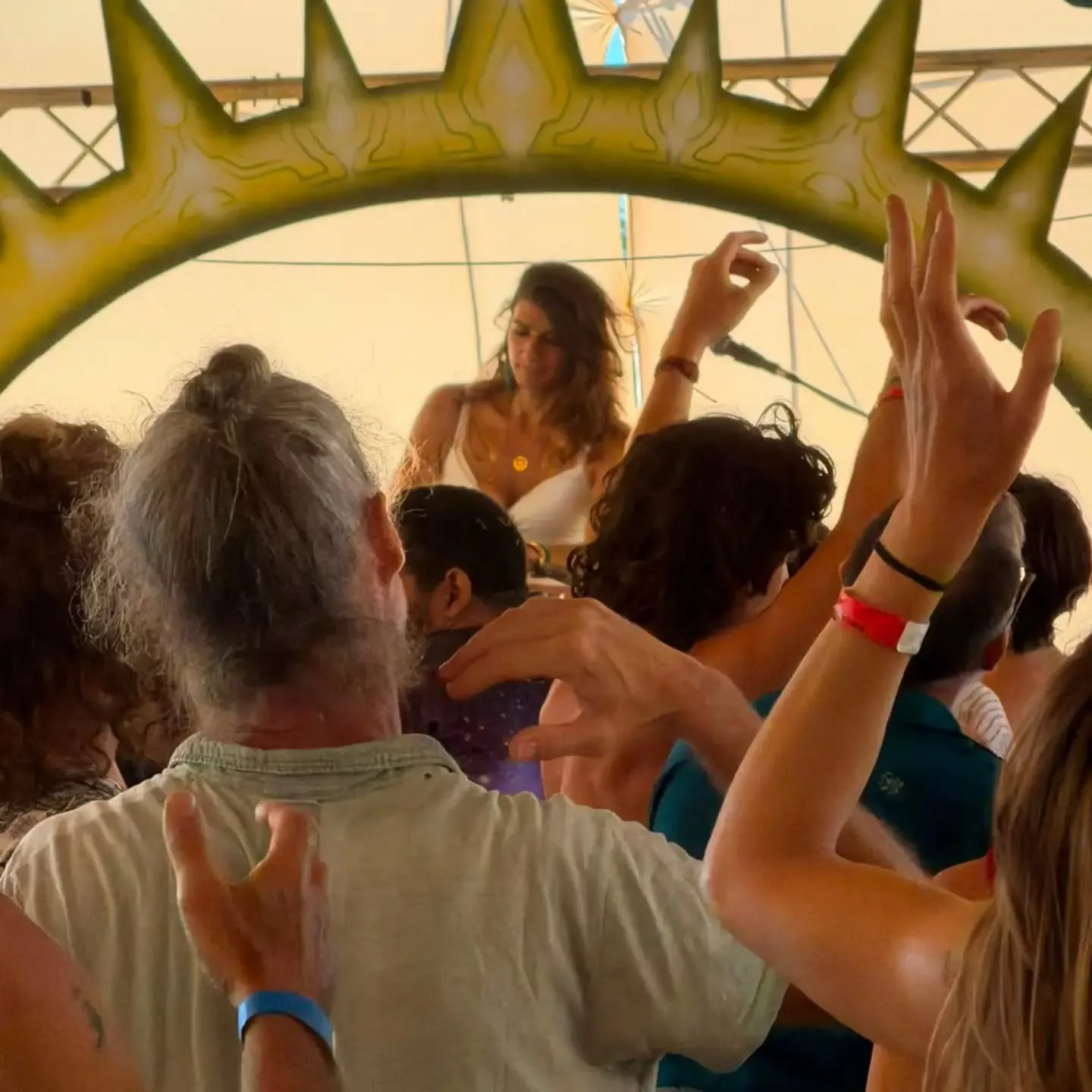 Alykanya aux platines pendant un DJ set