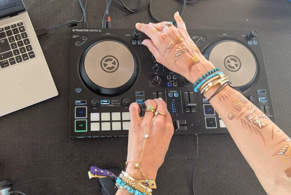 Alykanya DJ face au public sur le dancefloor